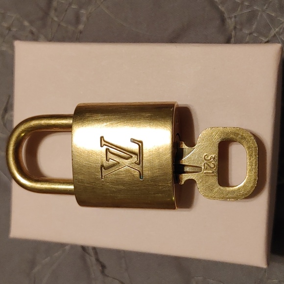 Louis Vuitton lock & key # 321 with trunks & bag charm - Picture 4 of 8
